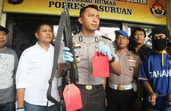 Kapolres Pasuruan AKBP M Aldian didampingi Kasatreskrim Polres Pasuruan AKP M Khoirul Hidayat SH, menunjukkan senapan angin yang dipakai untuk menembak kepala korban. foto: AHMAD FUAD/ BANGSAONLINE