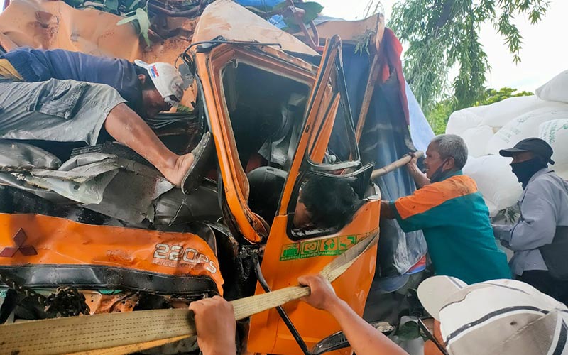 Korban yang terjepit bodi truk sedang dievakuasi.