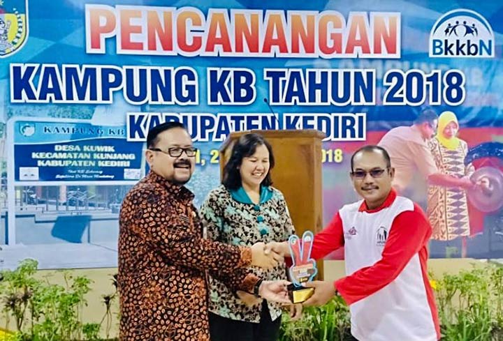 Kepala Perwakilan BKKBN Provinsi Jatim Yenrizal Makmur SP MM saat pencanangan Kampung KB di Kabupaten Kediri, Kamis (27/12) kemarin.