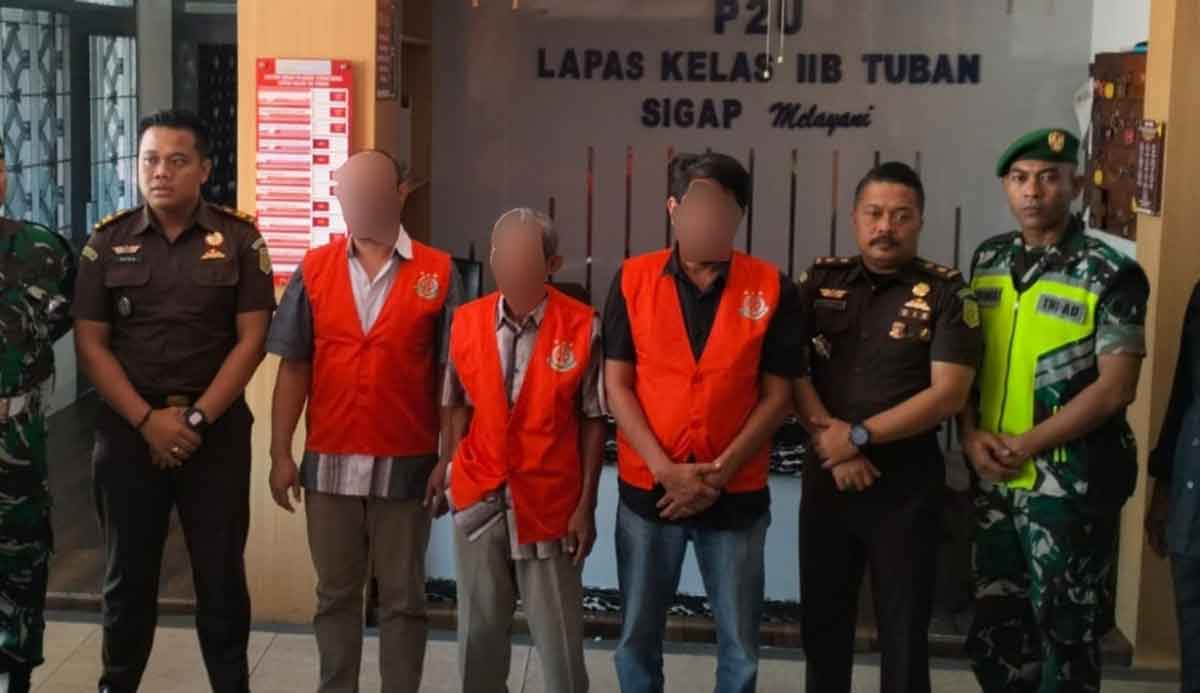 Para tersangka saat dititipkan di Lapas Tuban.