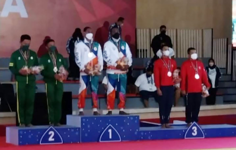 Suliswanto atlet cabor judo dari Tuban berpasangan dengan Embun Cahyono asal Surabaya saat berada di podium untuk menerima medali perak. 