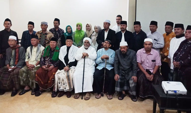 Ning Lia bersilaturahim dengan sejumlah kiai berpengaruh di kota Surabaya. Dalam kesempatan itu dibentuk Tim 9 yang terdiri perwakilan 9 kiai sebagai penasihat Lia Istifhama dalam ikhtiarnya di Pilwali Surabaya. foto: ist.