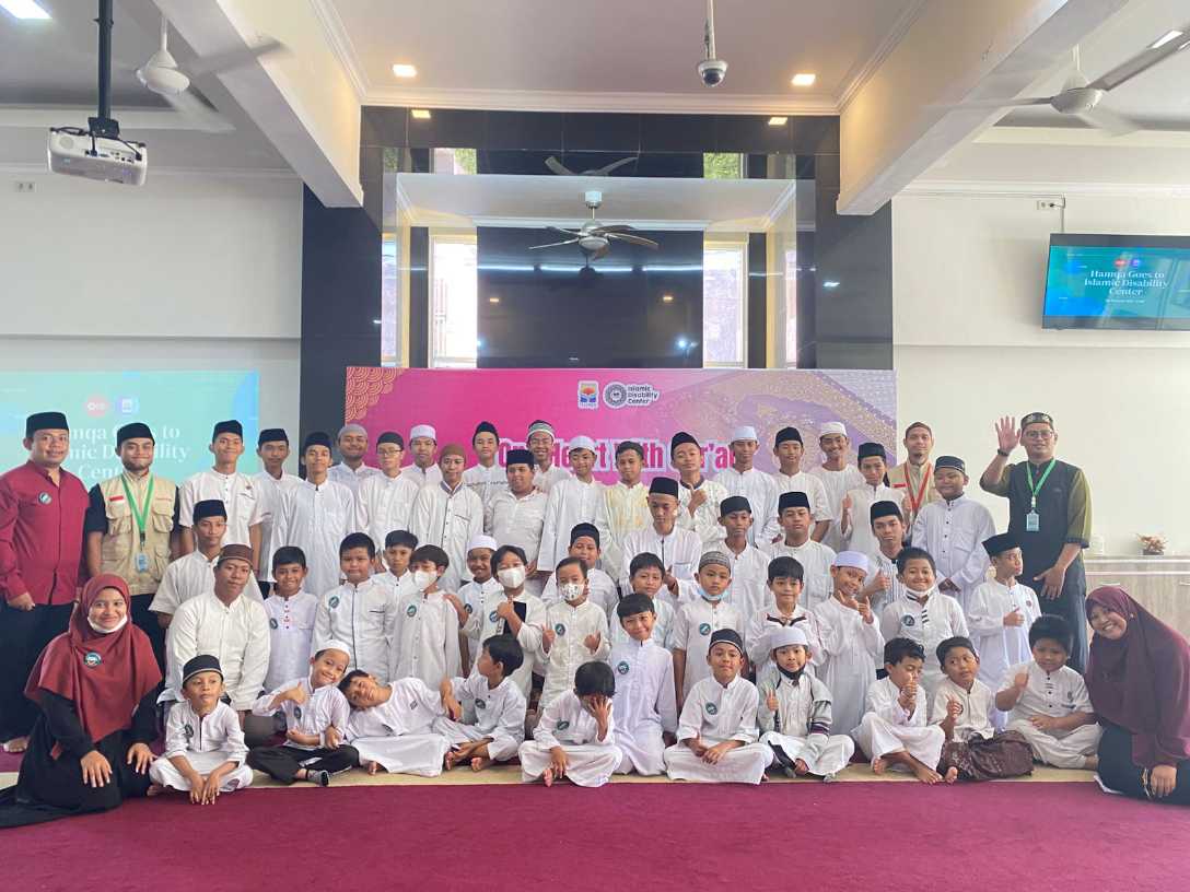 Siswa Sekolah Alam Hamalatul Quran Amanah saat foto bersama guru
