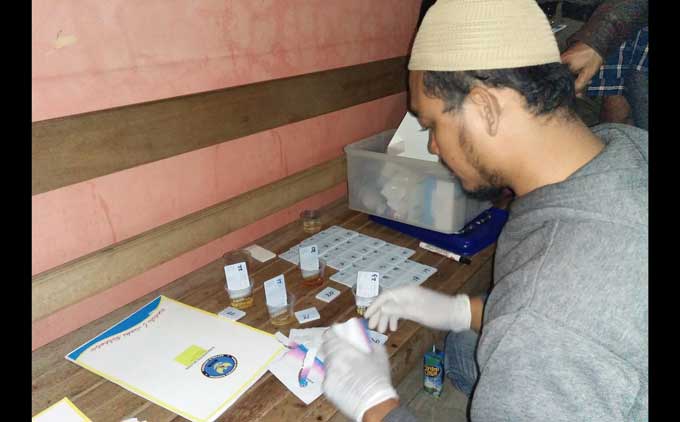 Petugas BNN Kabupaten Blitar saat melakukan test urine di salah satu kafe karaoke di Kabupaten Blitar. foto: AKINA/ BANGSAONLINE