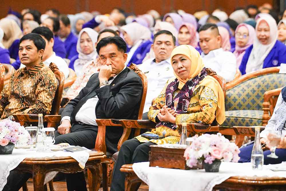 Gubernur Jatim, Khofifah Indar Parawansa, bersama Kemenko Kumham Imipas, Yusril Ihza Mahendra, saat menghadiri acara Pembukaan Kongres PDGI XXVIII di Grand City, Surabaya. (Ist)