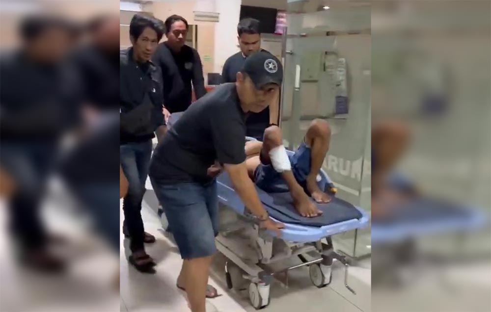Petugas saat mengamankan pelaku dengan kondisi betis kanan diperban setelah dihadiahi timah panas karena berusaha melawan saat ditangkap. Foto: Ist.