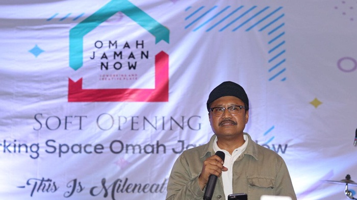Gus Ipul ketika mengunjungi sekaligus membuka Omah Jaman Now, Jumat (2/2). Foto: YUDI A/BANGSAONLINE