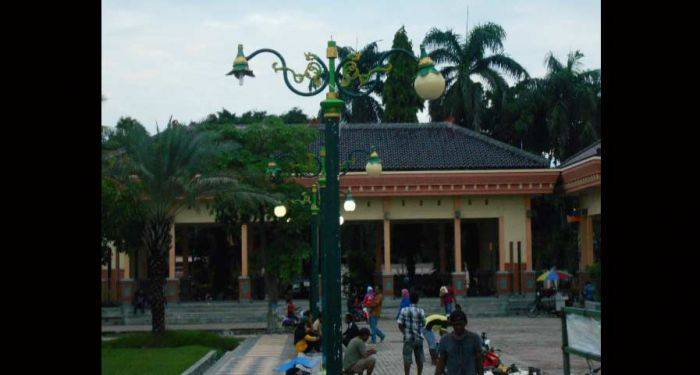 TAK DIPERBAIKI: Tampak salah satu lampu hias yang rusak. foto: nurqomar/ BANGSAONLINE
