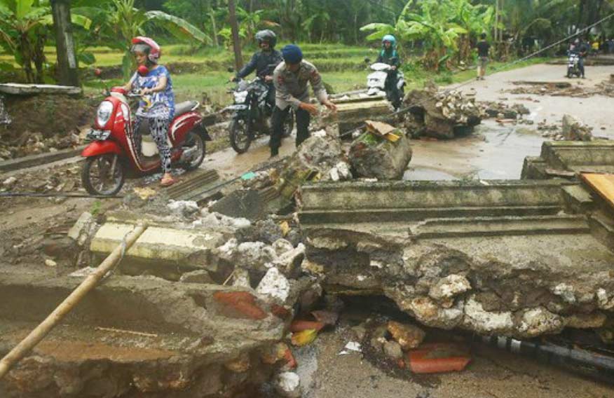Kondisi kerusakan akabat tsunami. (foto diambil dari detik.com)