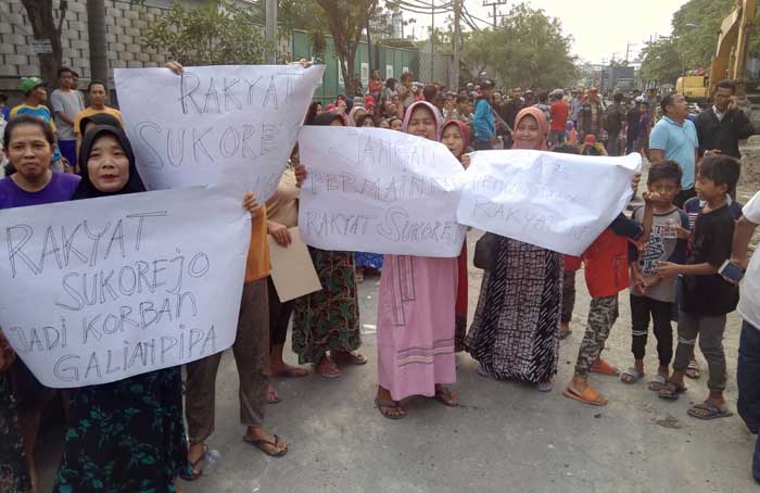 Ratusan warga Desa Sukorejo ketika menggelar demo di lokasi proyek pipa gas.