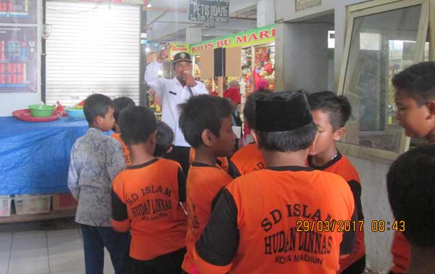 Para siswa SD diajak mengenal Pasar Besar Madiun.