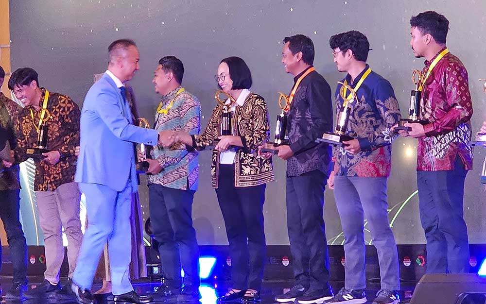 Direktur Operasi dan Produksi Petrokimia Gresik, Digna Jatiningsih (empat dari kanan) menerima penghargaan dari Menperin RI, Agus Gumiwang. FOTO: ist.