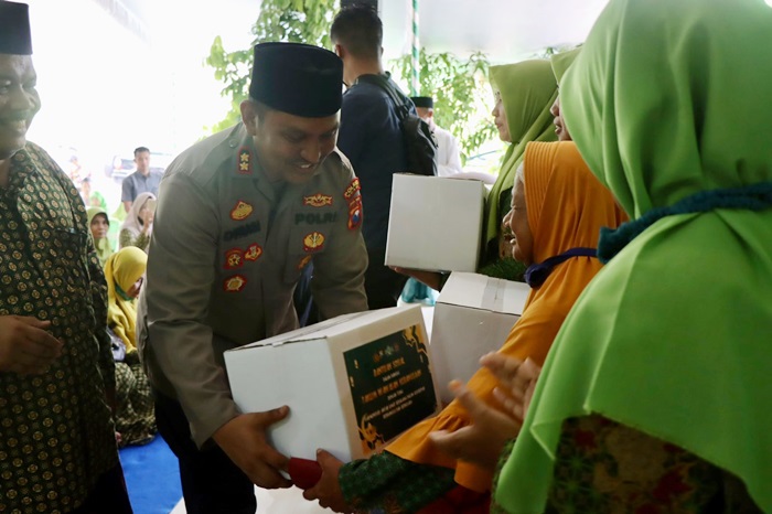 Kapolres Ngawi saat menyerahkan bantuan paket sembako.