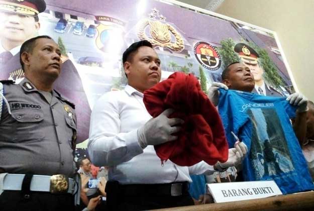 Kasatreskrim Polres Jombang, AKP Wahyu Norman Hidayat menunjukkan barang bukti dan tersangka di ruang Humas Mapolres Jombang, Senin (29/5/2017). foto: ROMZA/ BANGSAONLINE