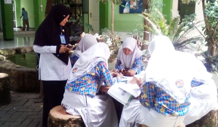 Para siswa SMP Negeri 2 Lamongan saat belajar di luar ruangan.