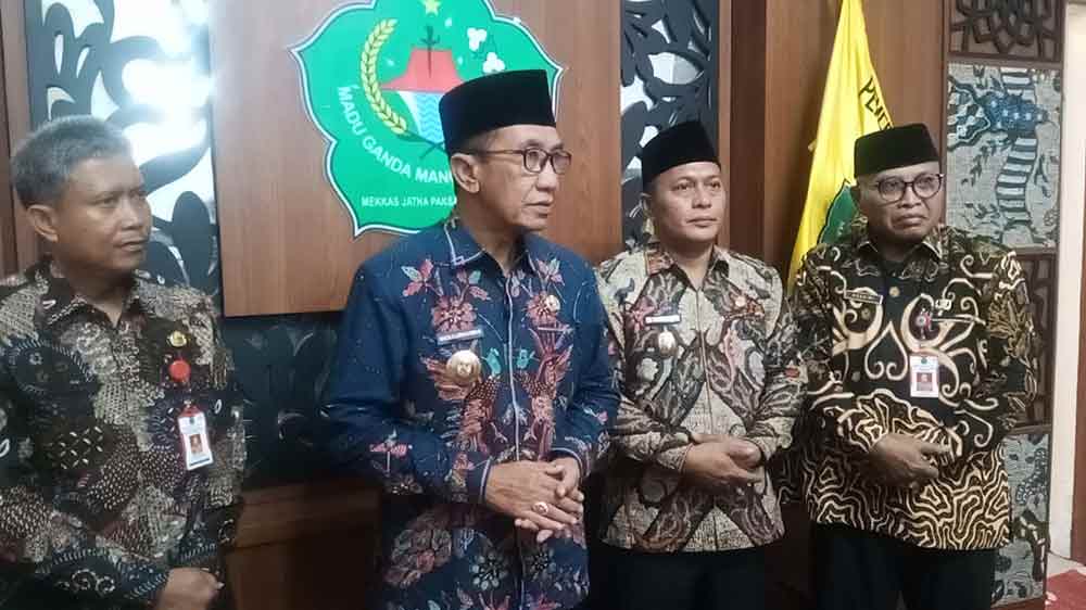 Bupati Pamekasan KH. Kholilurrahman menyampaikan pemberlakuan jam malam usai insiden tewasnya remaja di Pamekasan.