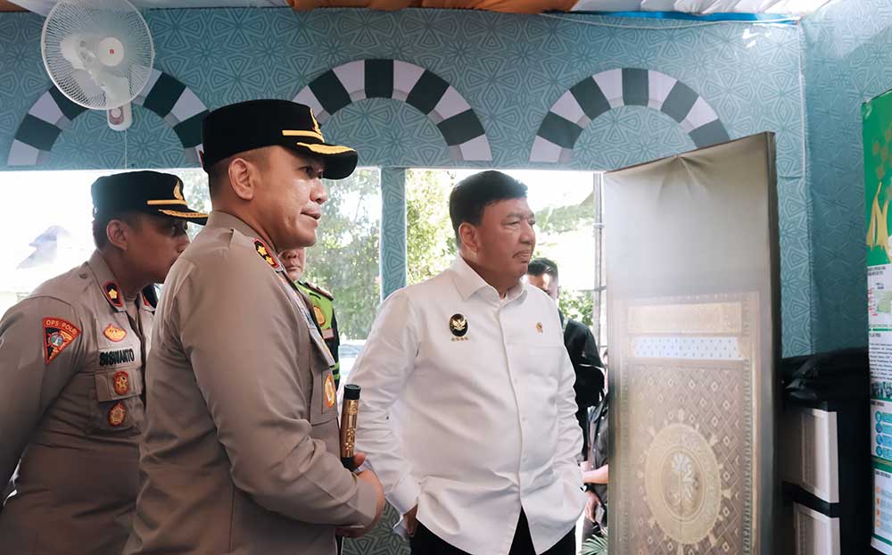 Menkopolkam Jenderal (Purn) Budi Gunawan saat meninjau Pospam Operasi Ketupat Semeru 2025 yang berada di Selorejo didampingi Kapolres Blitar AKBP Arif Fazlurrahman, Jumat (4/4/2025).