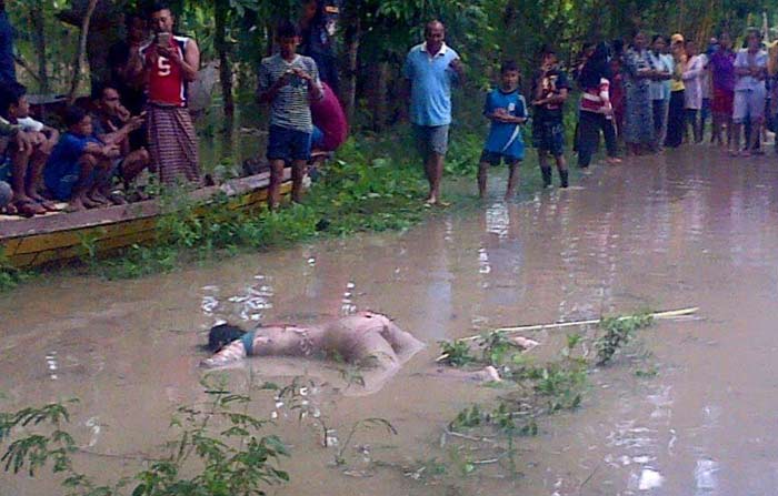 Kondisi mayat sebelum dievakuasi jadi tontonan warga.