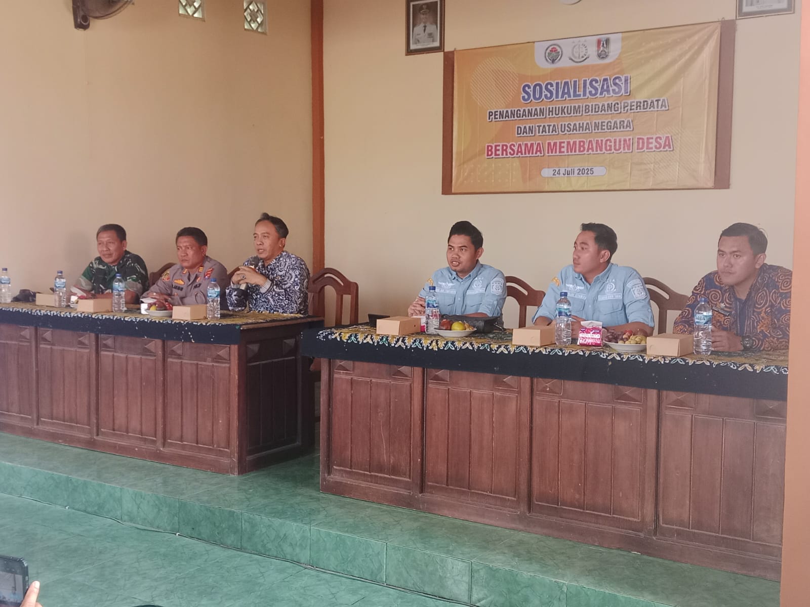 Datun Kejari Tuban saat melaksanakan sosialisasi di salah satu desa di Tuban