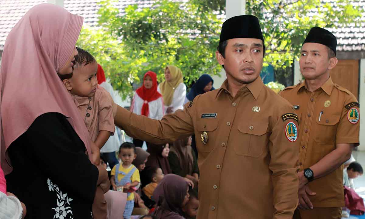 Wali Kota Pasuruan, Adi Wibowo, saat menyapa masyarakat dalam giat Gerebek Stunting.
