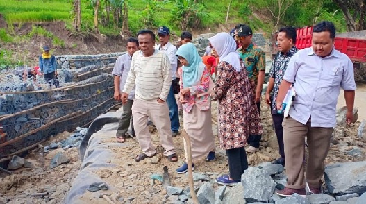Marijatul Kitijah, Kepala UPT PJJ Wilayah Madiun saat melakukan peninjauan lapangan.

