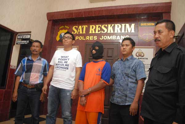 Pelaku saat diamankan di Mapolres Jombang. (foto: rony suhartomo/BANGSAONLINE)