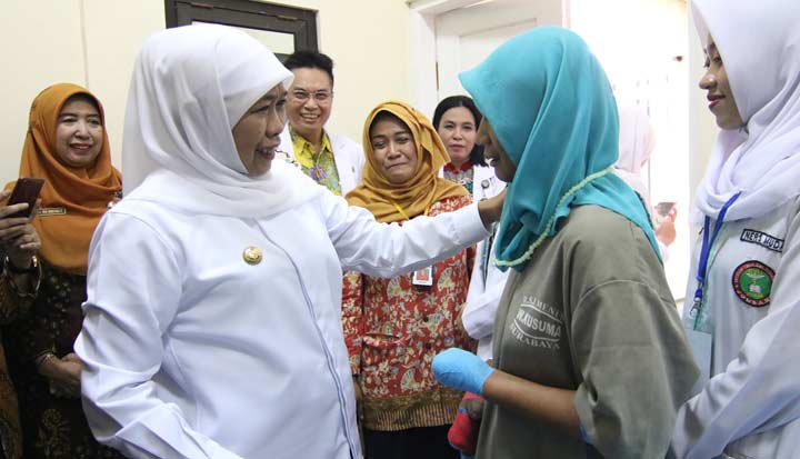 Gubernur Jatim, Khofifah Indar Parawansa menjenguk kondisi Fitriani saat dirawat di Rumah Sakit Jiwa (RSJ) Menur, Surabaya.