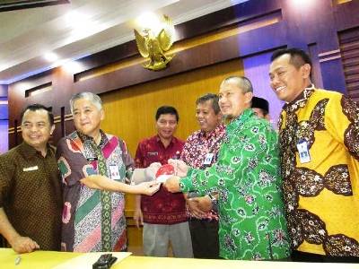 Kepala Dinas Pendidikan Jatim Harun secara simbolik menerima softcopy buku kurikulum dari kemendikbud. Foto : nisa/BANGSAONLINE
