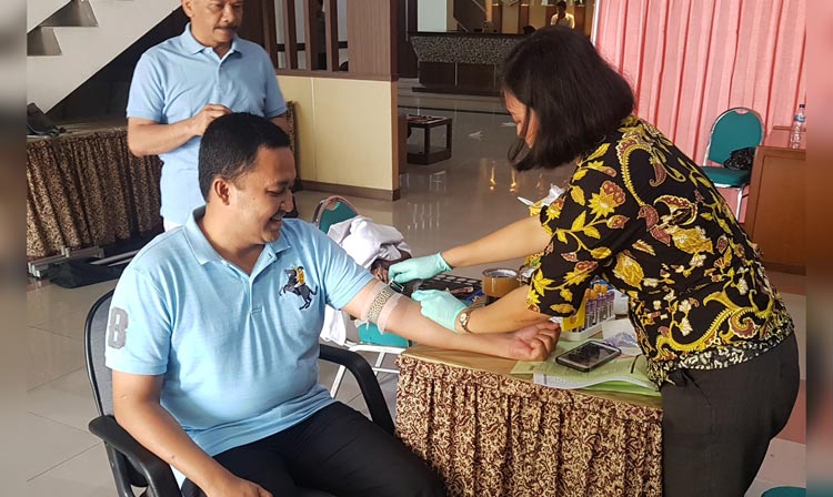 Salah satu anggota dewan sedang memeriksakan kesehatannya.