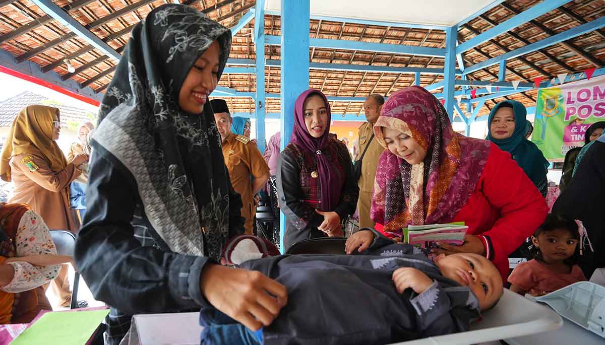 Wali Kota Mojokerto saat meninjau Posyandu.