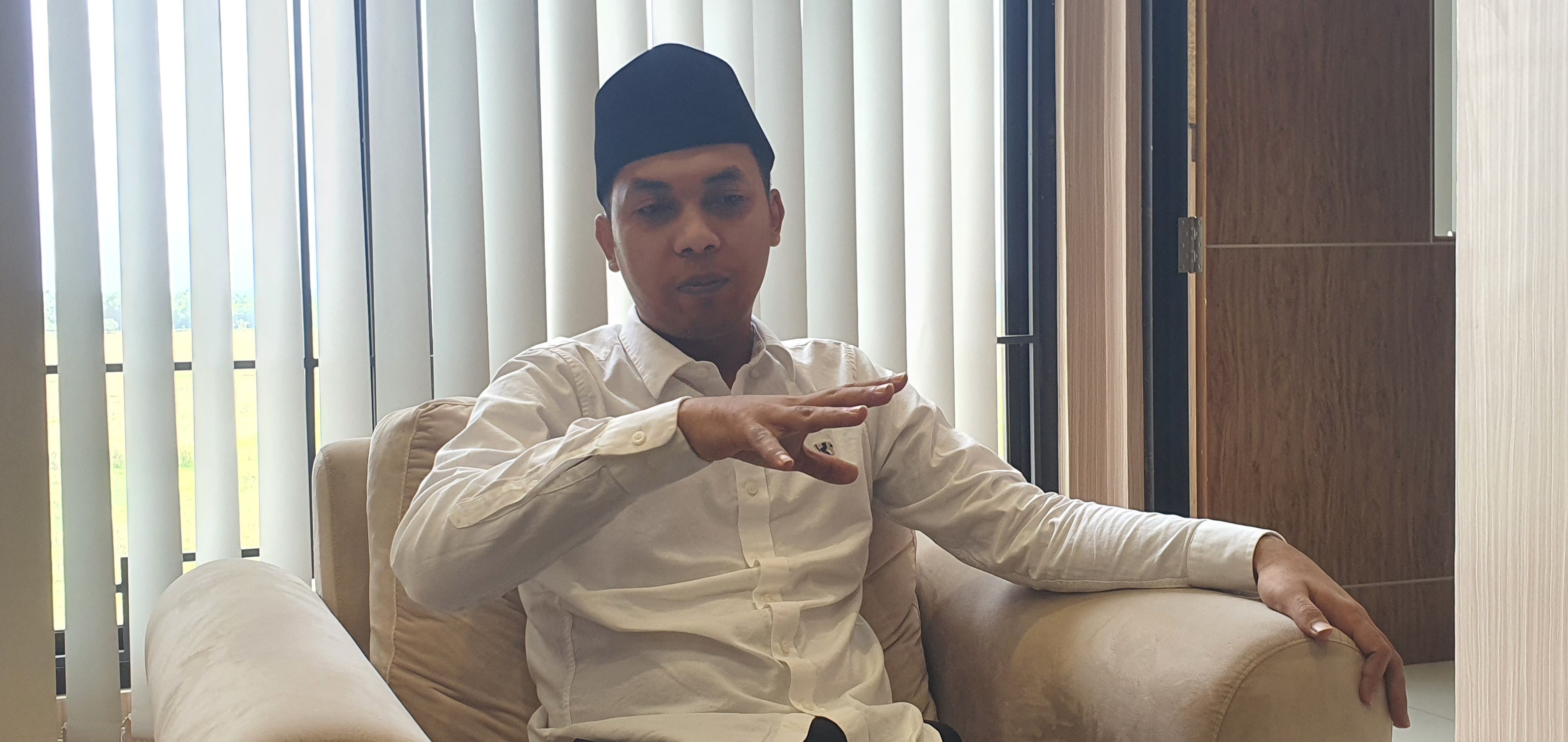 Dedy Yusuf saat memberikan keterangan kepada awak media di ruang kerjanya selepas pelaksaan paripurna pengumuman usulan calon pimpinan DPRD Bangkalan Periode 2024-2029.