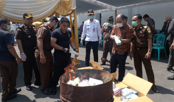 Petugas Kejari bersama Polres, Pengadilan Negeri (PN), Dinas Kesehatan, dan BNNK Tuban saat membakar barang bukti sabu-sabu dan obat-obatan ilegal.