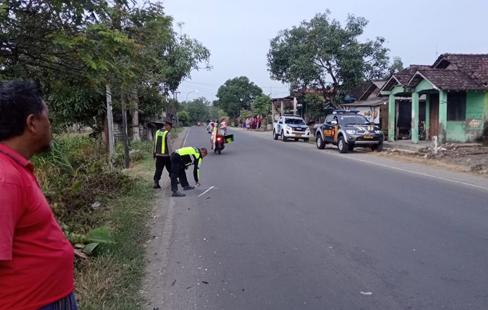Petugas Satlantas Polres Tuban saat melakukan olah TKP.