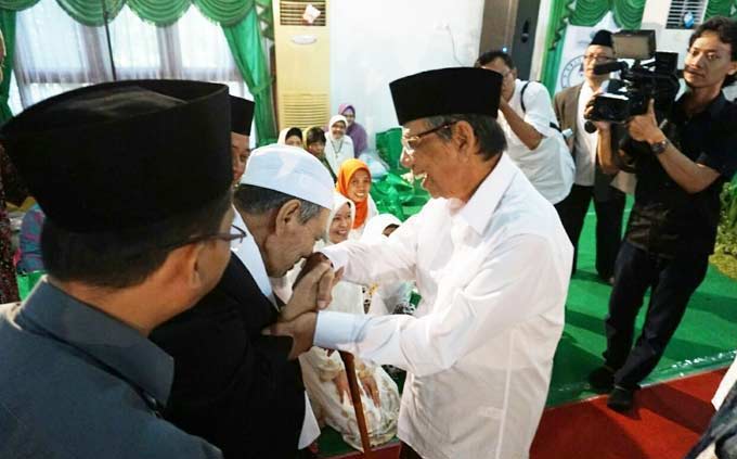 Heboh Mbah Moen Cium Tangan Kiai Hasyim Muzadi, Ini Alasan dan Kronologinya