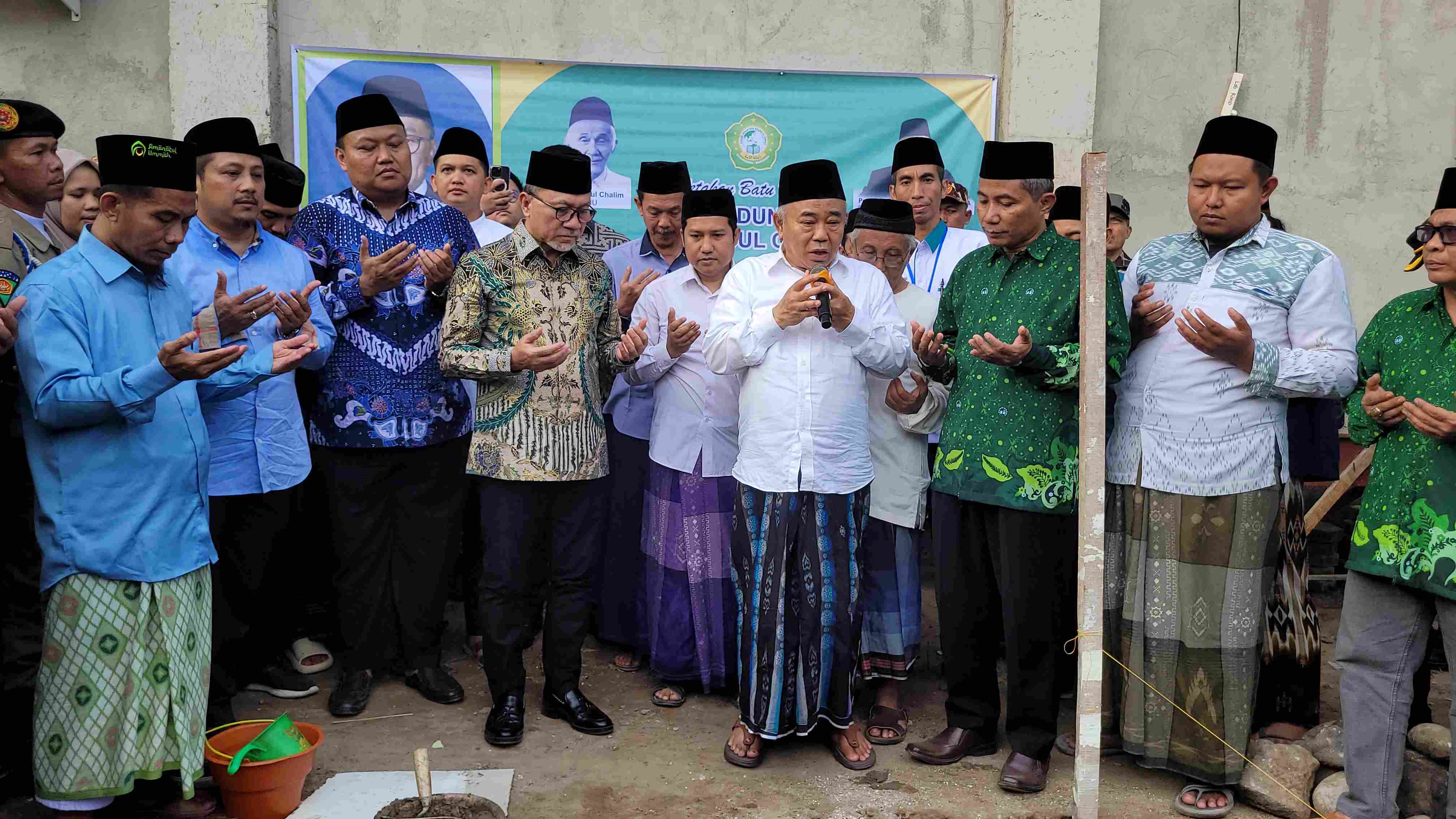 Mendag RI Zulkifli Hasan mengamini doa yang dipimpin Prof Dr KH Asep Saifuddin Chalim, MA, usai peletakan batu pertama pembangunan wisma santri putra Pondok Pesantren Amanatul Ummah 02 Leuwimunding Majalengka Jawa Barat, Ahad (18/6/2023). Foto: MMA/bangsaonline