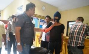 AR dengan barang bukti motor yang dibegal. Foto: imron/BANGSAONLINE