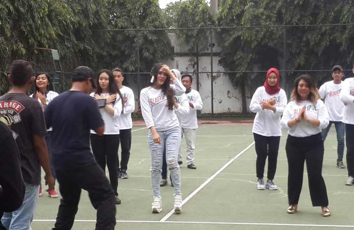 Foto yang diduga merupakan pengambilan video Via Vallen untuk materi kampanye Gus Ipul berlokasi di Pendopo Sidoarjo.