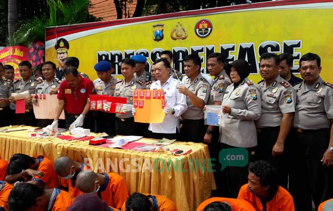Kapolres Gresik AKBP Boro Windu Danandito saat ekspos para tersangka narkoba. foto: SYUHUD/ BANGSAONLINE