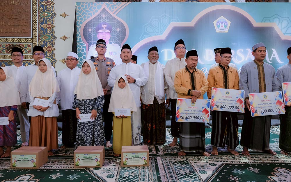 Bupati Fandi Akhmad Yani bersama Wabup Asluchul Alif dalam acara doa bersama dan peringatan Nuzulul Qur’an, di Masjid Agung Maulana Malik Ibrahim. Foto: Ist.