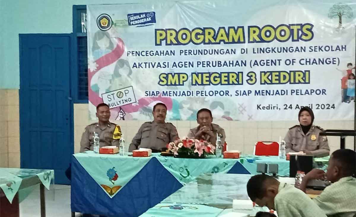 Petugas dari Polres Kediri Kota saat menggelar sosialisasi untuk pelajar di sekolah.