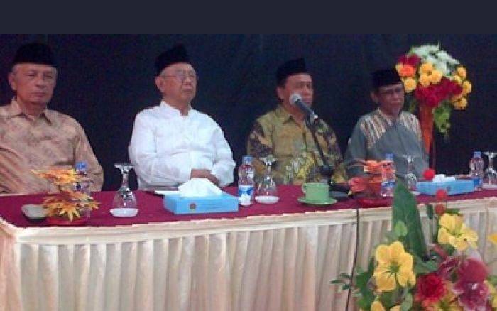 PWNU Sulawesi Utara (Sulut) saat acara silaturahim dengan KH Ir Salahuddin Wahid (Gus Solah) di Manado, Selasa (21/4/2015). Dari kiri, tampak Gus Solah, KH. Sya’ban Mauludin, M.Pd.I (Ketua Tanfidziah PWNU Sulawesi Utara) dan KH Rizal Anwar (Wakil Rais Syuriah PWNU Sulawesi Utara). Foto: BANGSAONLINE.com
