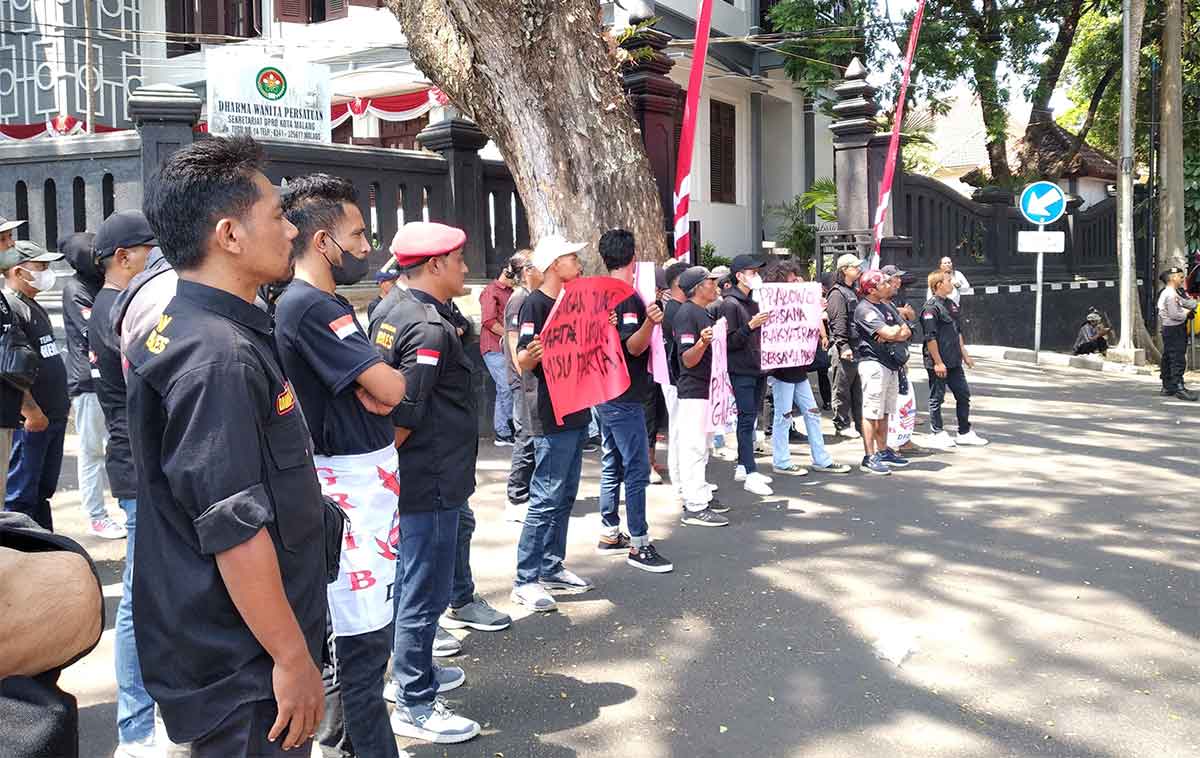 Puluhan massa yang tergabung dalam Aliansi Rakyat Indonesia Maju saat demo di Balai Kota Malang.