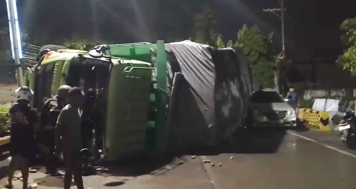 Dump truk yang menimpa sebuah mobil di Kota Pasuruan.