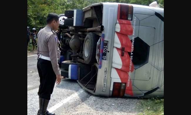 Kondisi bus yang terbalik