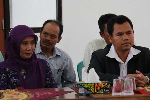 Cabup dan cawabup melalui jalur independen saat mendaftarkan diri ke KPU Tuban. (foto: suwandi/BANGSAONLINE)