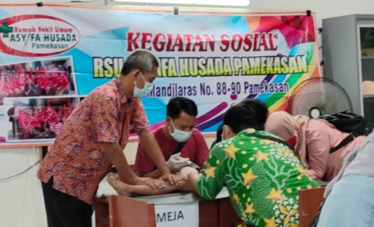 Sekolah Menengah Kejuruan (SMK) Bina Husada Pamekasan menggelar sunatan massal gratis di Kompleks SMK Bina Husada, Jalan Dirgahayu, Kebunan, Bugih, Kecamatan Pamekasan. (foto: ist)