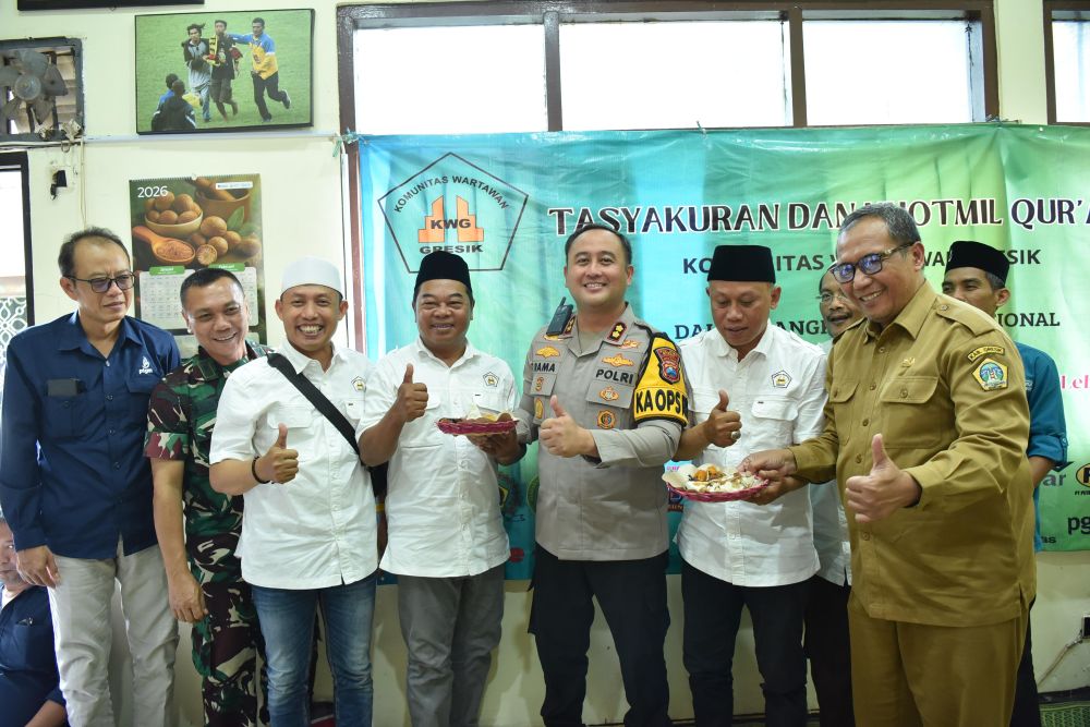  Kapolres Gresik, Sekda Gresik, Kasdim, serta direksi BUMD dan perwakilan perusahaan mitra saat menghadiri syukuran HPN KWG 2026. Foto: Ist.