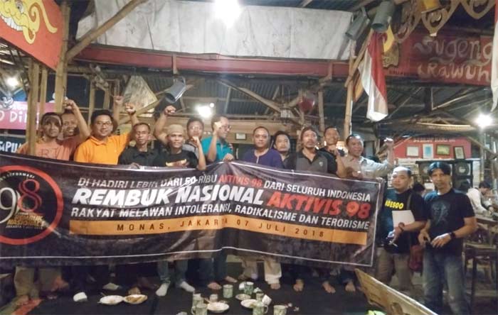 Peserta Rembuk Nasional Aktivis 98 asal Jawa Timur berkumpul di Surabaya sebelum berangkat ke Jakarta. foto: ist