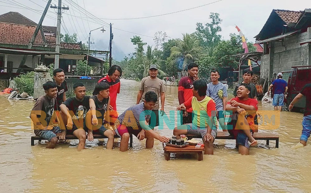 Sejumlah pemuda Desa Bantengan Tuluangagung menutup jalan untuk menghalau pengendara agar tak melintas. Foto: FERI WAHYUDI/ BANGSAONLINE