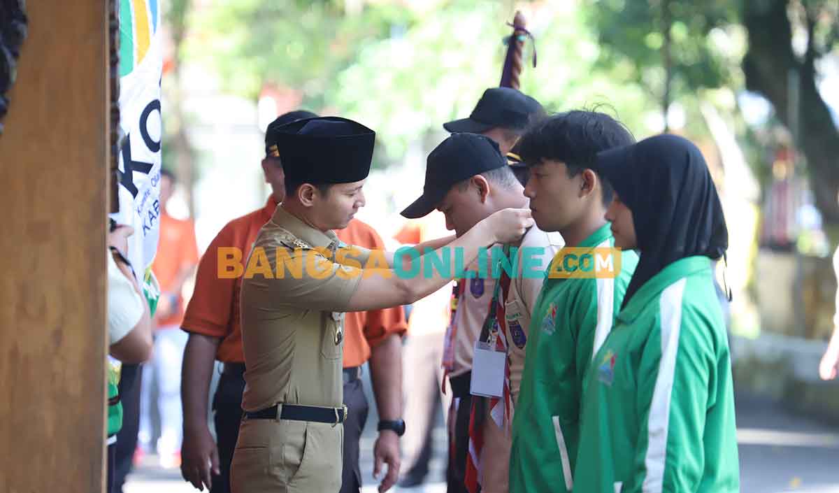Bupati Trenggalek, Moch. Nur Arifin, saat melepas kontingen KORMI dan Karang Pamitran. Foto: HERMAN SUBAGYO/BANGSAONLINE